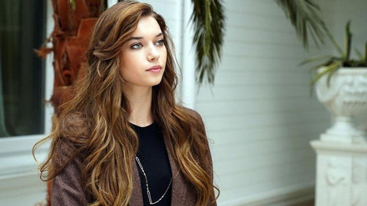 Afra Saraçoğlu verdiği pozlarla takipçilerini ikiye böldü