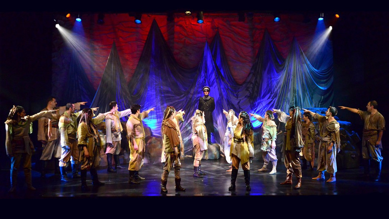 Erzurum Devlet Tiyatrosu 'Ana-dolu' ile ayakta alkışlandı