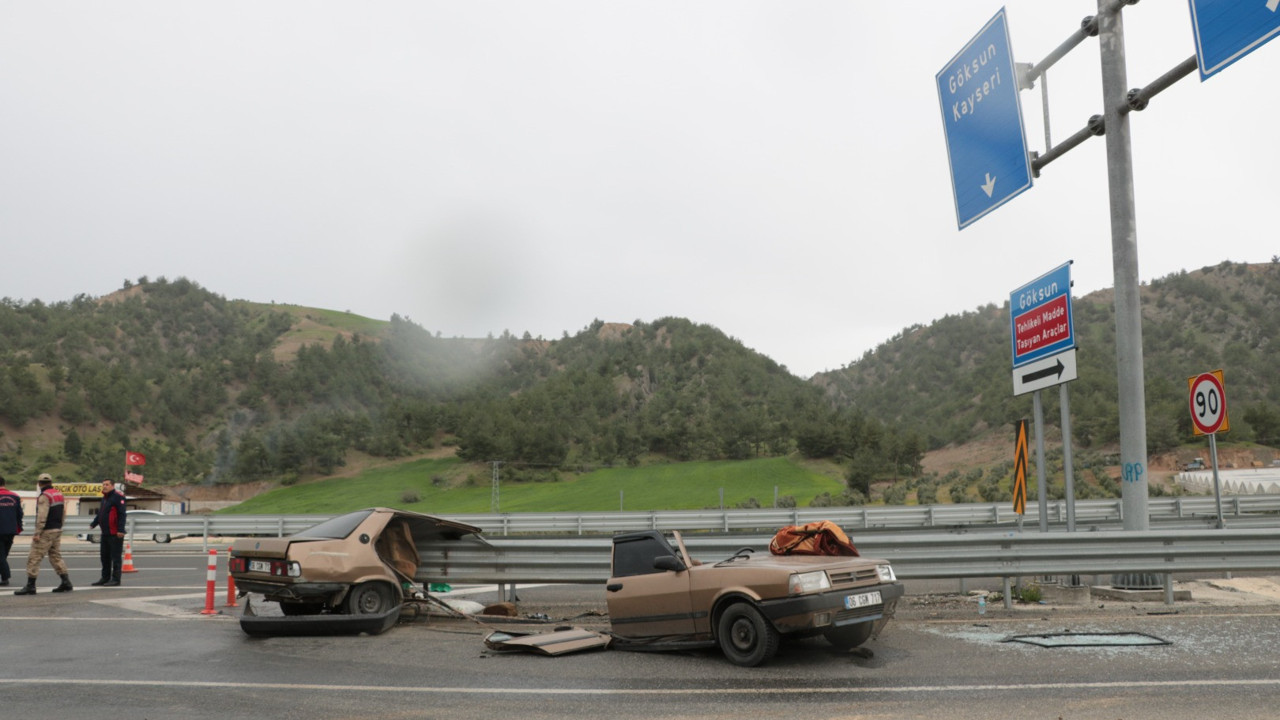 Kaza yapan otomobil ikiye bölündü