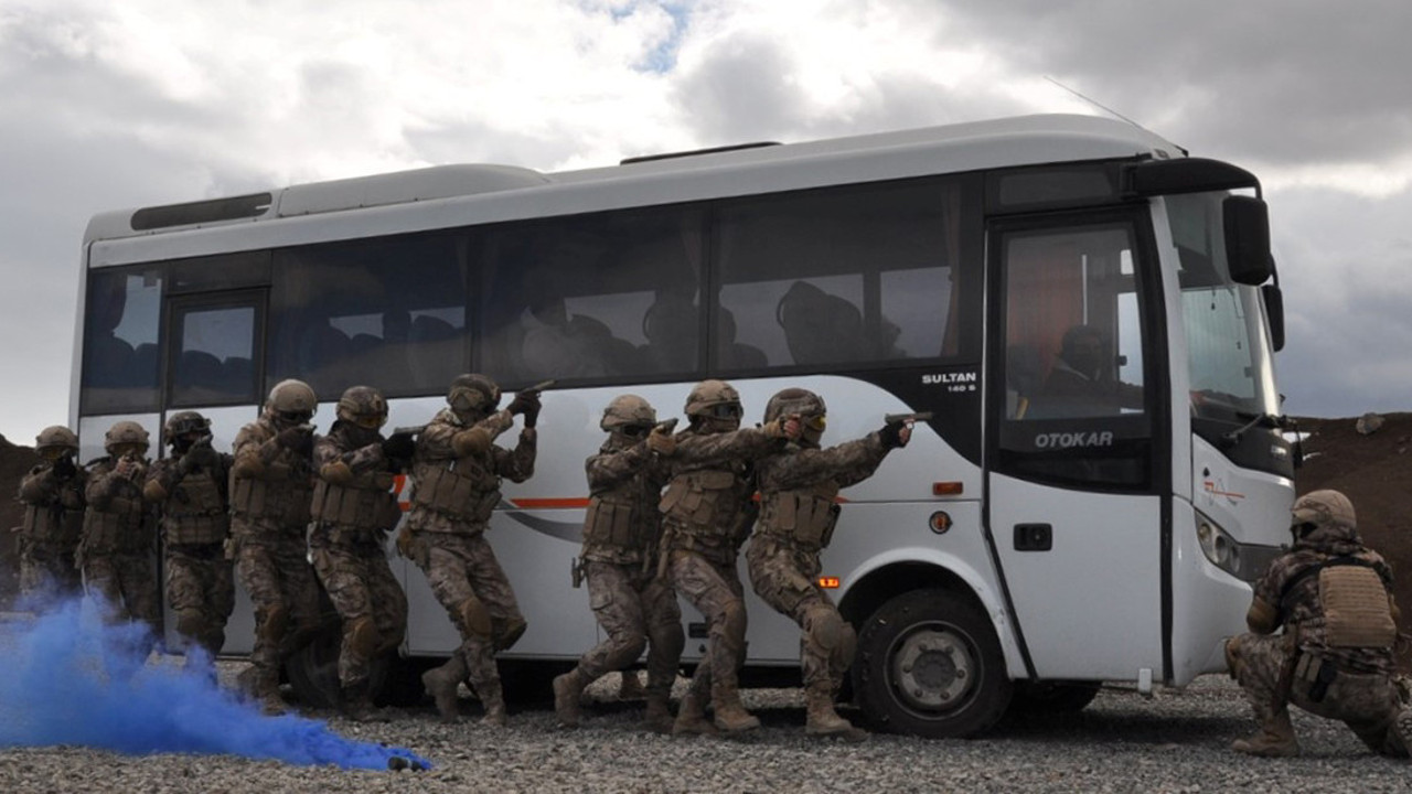 Özel harekat polisinden nefes kesen tatbikat