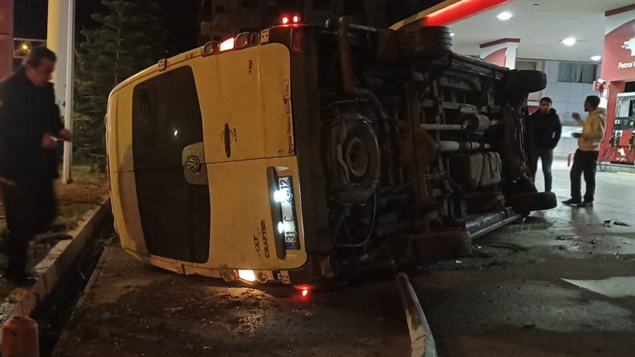 Minibüs benzin istasyonuna daldı
