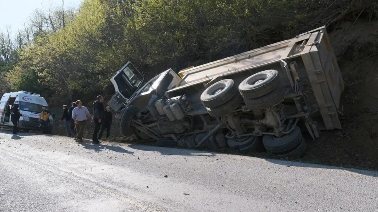 Kastamonu'da hafriyat kamyonu yan yattı: 1 yaralı (10 Nisan 2023)