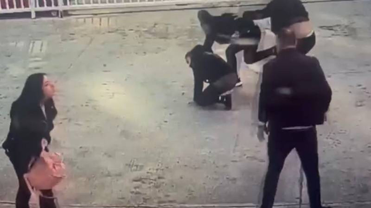 Otizmli çocuğun sesinden rahatsız oldu, anne ve babasına sopalarla saldırdı