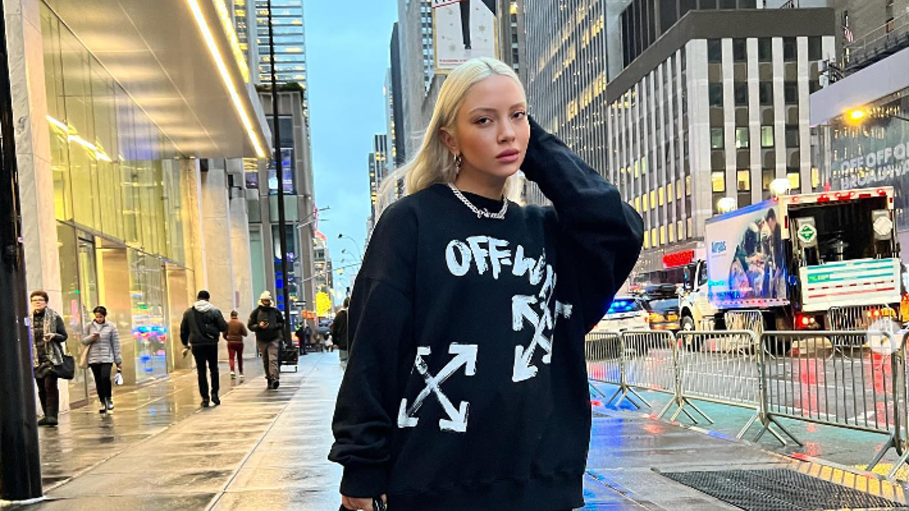 Şarkıcı Ece Seçkin'den çiçekli kamuflaj