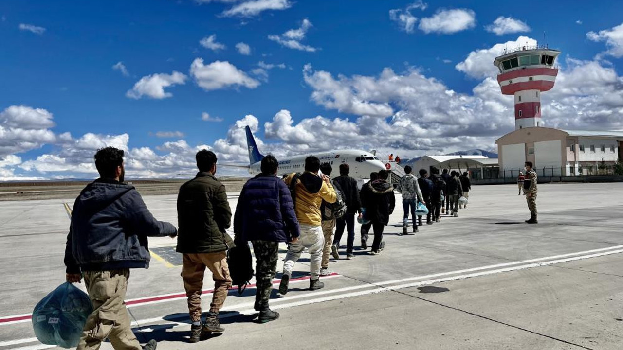 Yürüyerek geldiler. Ağrı'da 365 Afgan göçmen uçakla sınır dışı edildi