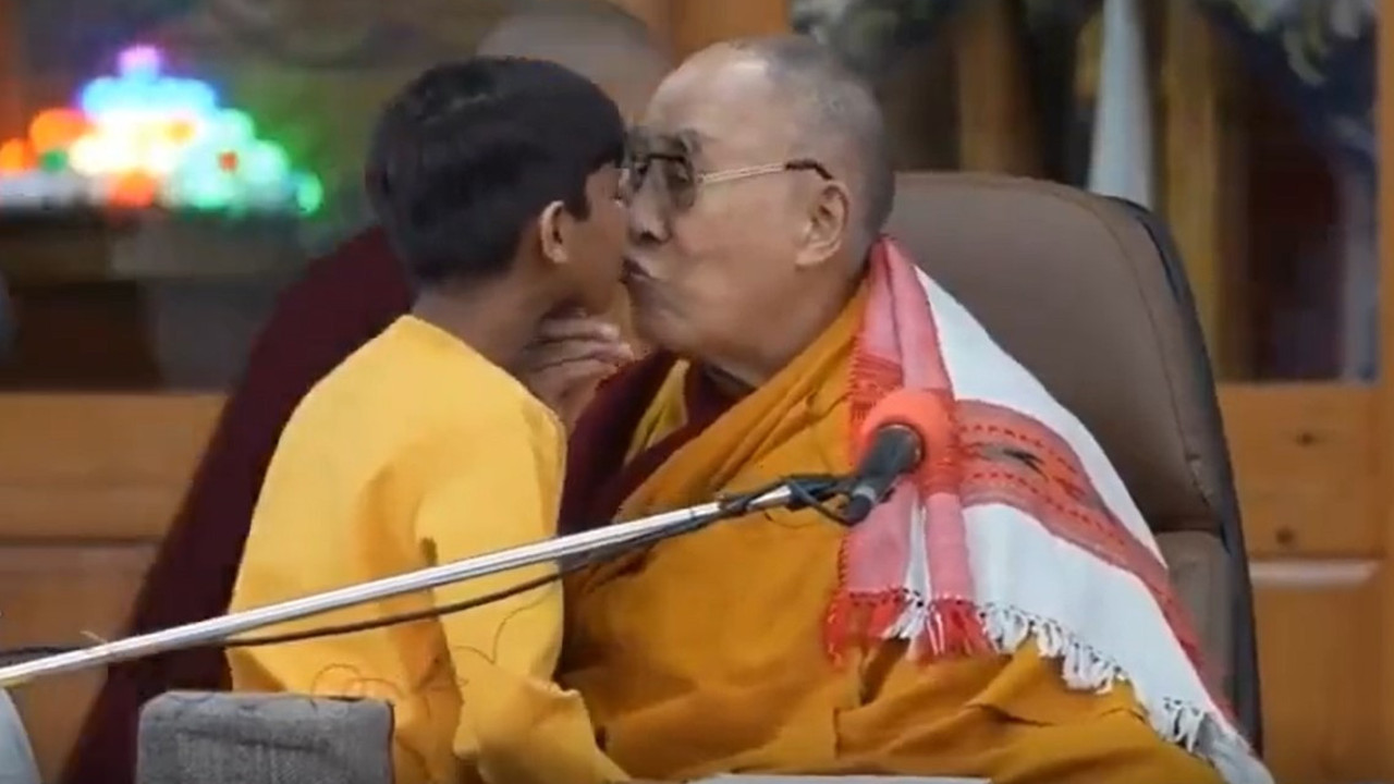 Çocuktan 'dilini emmesini' isteyen Dalai Lama özür diledi. İşte skandal görüntüler
