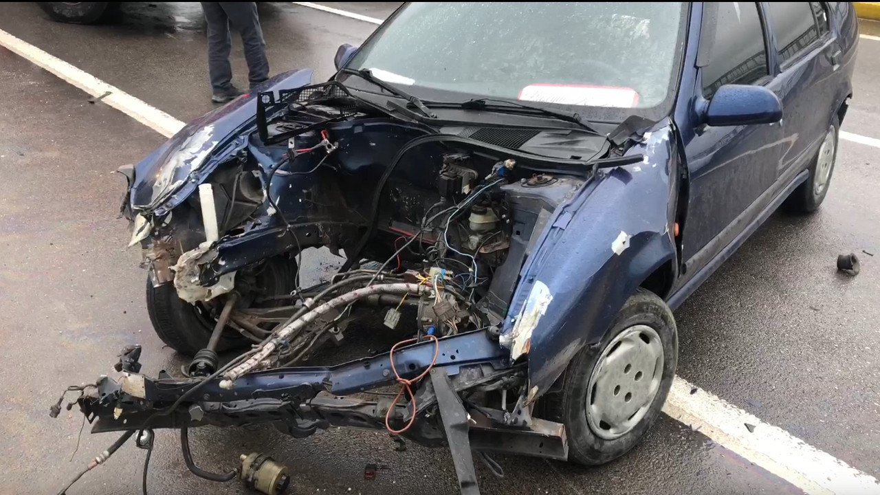 Bariyerlere çarpan otomobilin motoru metrelerce savruldu