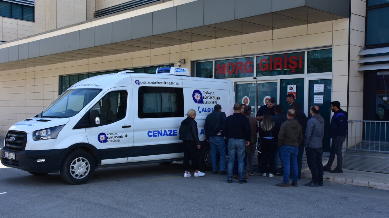 Antalya’da otomobil direğe çarptı: 1 ölü 4 yaralı