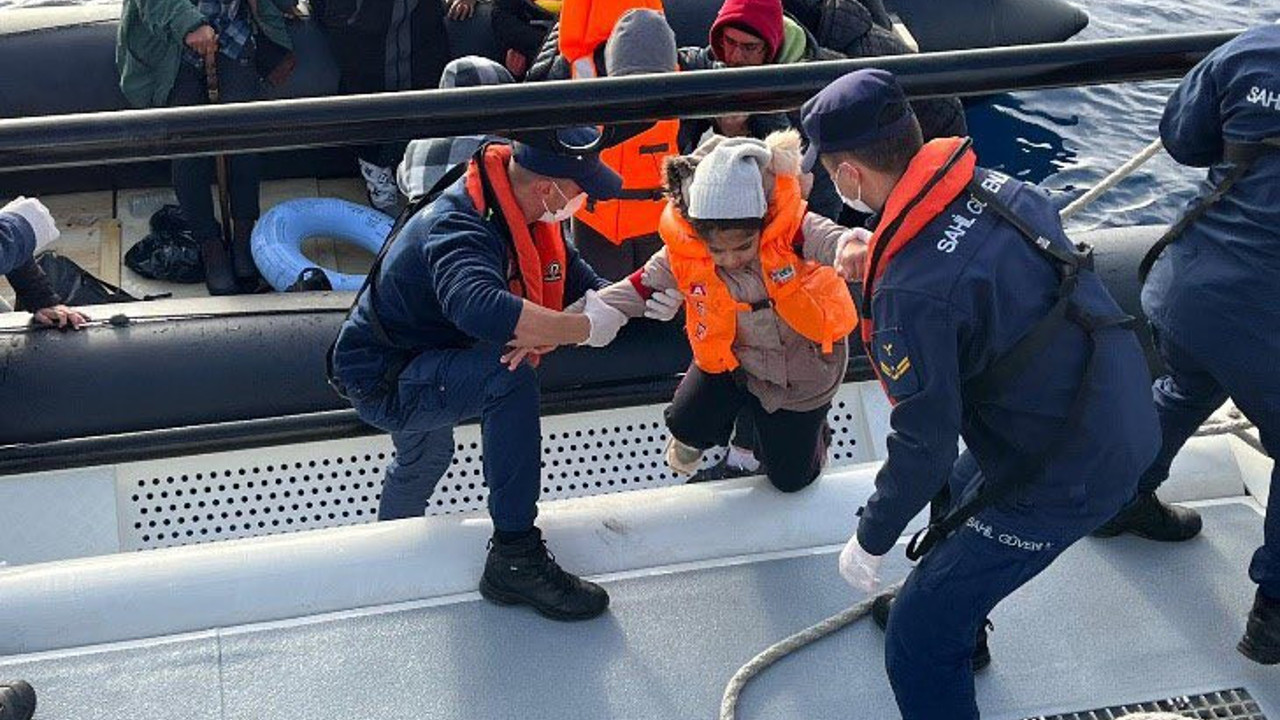 Sahil Güvenlik denizden yüzlerce kaçak göçmen topladı