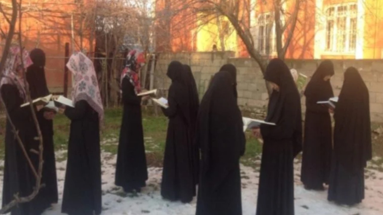 Kız çocuklarına burkalı eğitim. Burası Türkiye