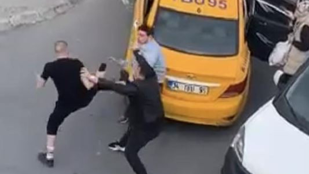 Yol verme kavgasında yolu ringe çevirdiler. Tekmeler yumruklar havada uçuştu