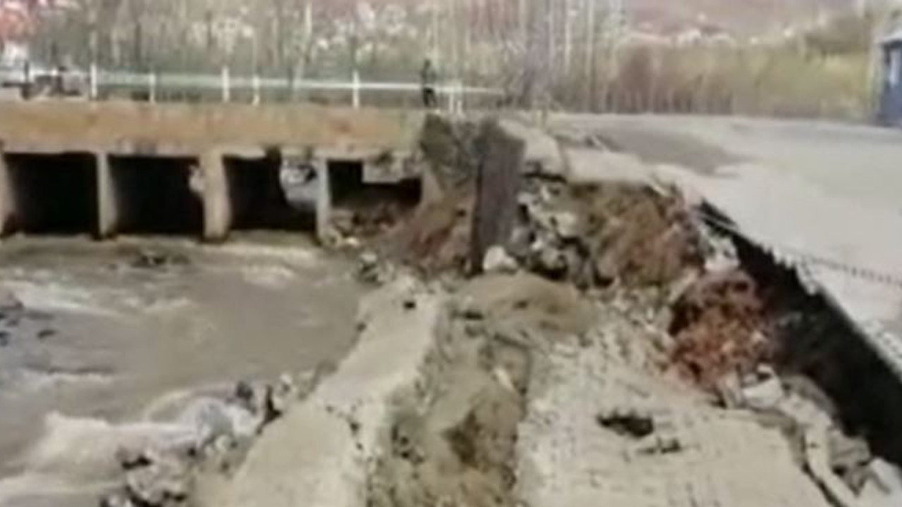 Azgın dere istinat duvarını çökertti (15 Nisan 2023)