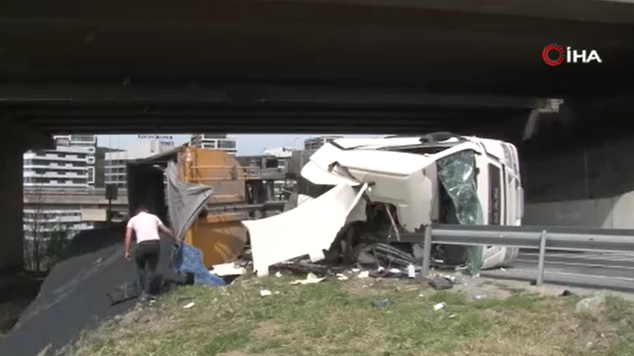 Hızını alamayan kamyon bariyerlere çarparak yan yattı: 1 yaralı