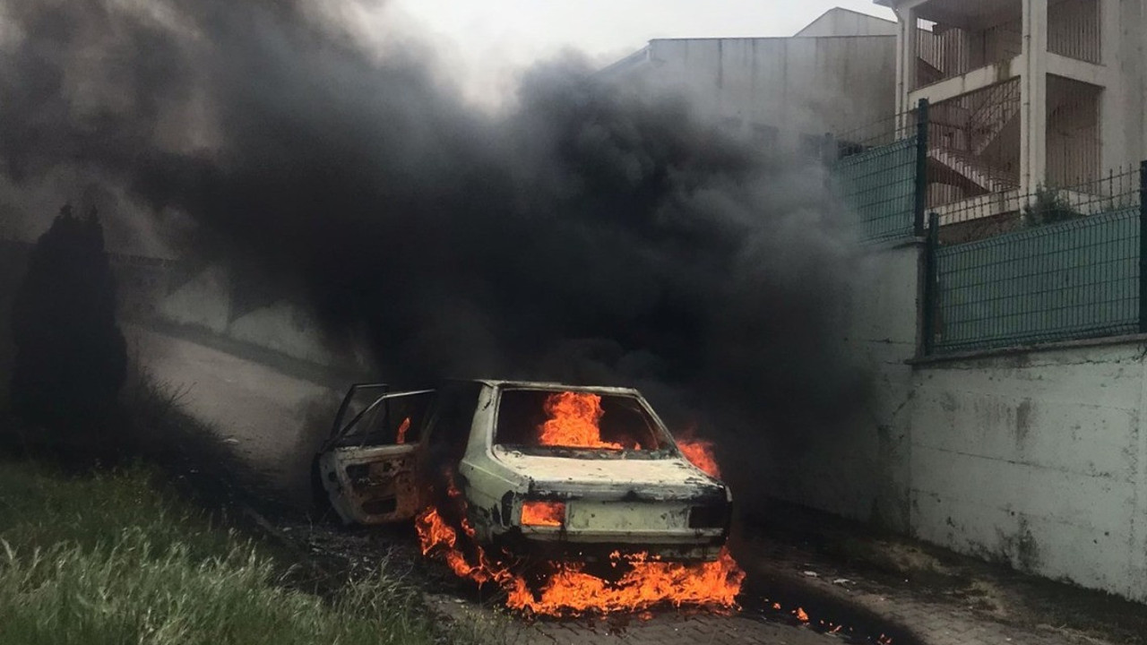 Alev alev yanan otomobil hurda yığınına döndü