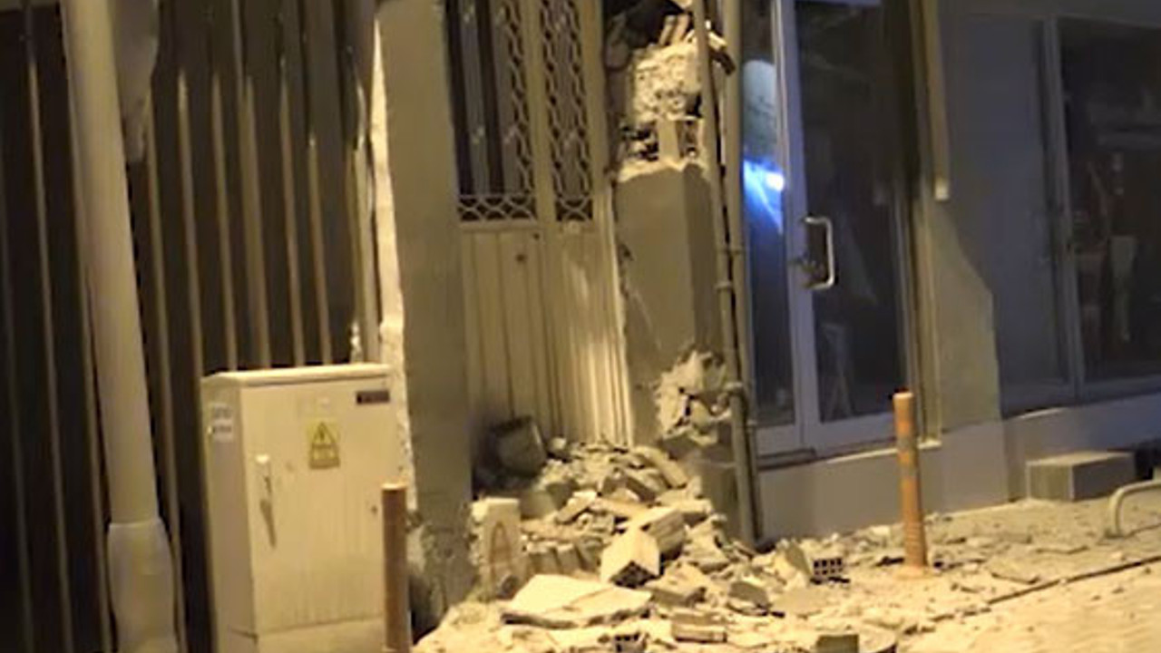 Ağır hasarlı binada çökme meydana geldi