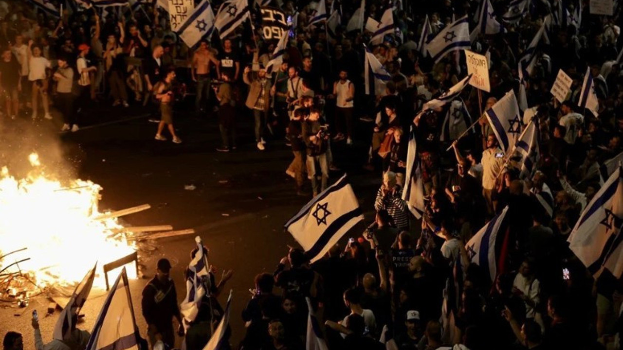 İsrail'de sular durulmuyor. Yargı reformu ertelendi, protestolar bitmedi