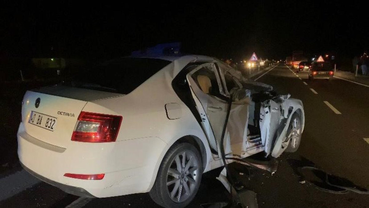 Kamyonete arkadan çarpan otomobil hurdaya döndü