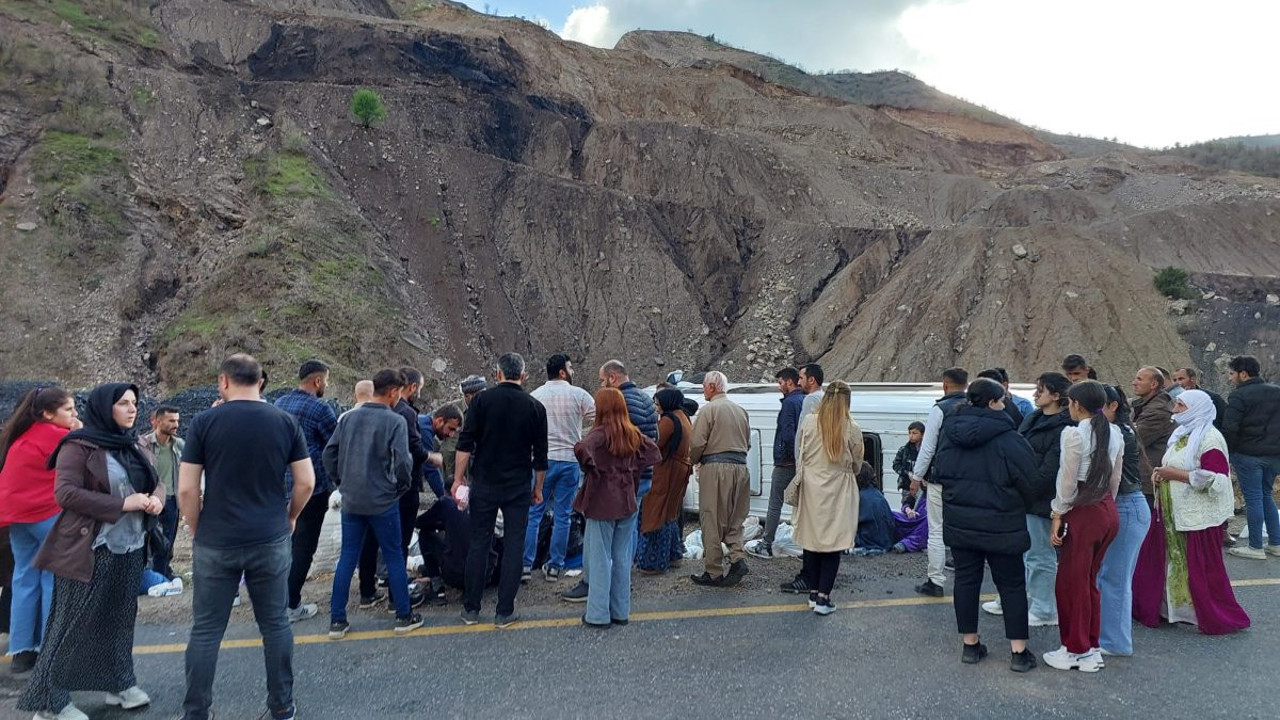 Şırnak'ta yolcu minibüsü devrildi: 8 yaralı