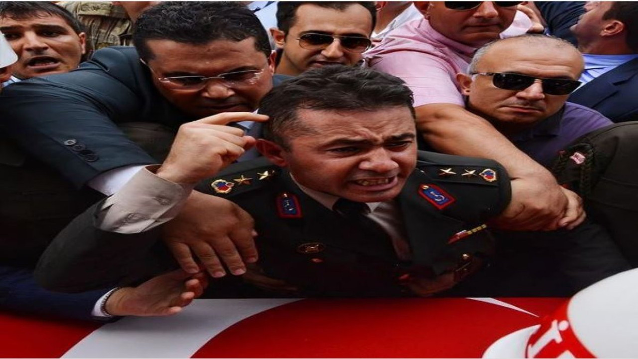 Oy atmaya giderken bunu unutmayın. Şehit kardeşinin tabutunun başında yaptığı konuşma nedeniyle haksız şekilde ordudan atılmıştı
