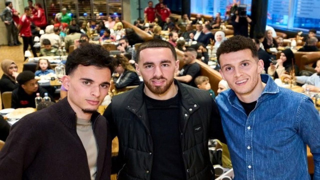 Orkun Kökçü ve arkadaşlarından Hollanda'da iftar yemeği