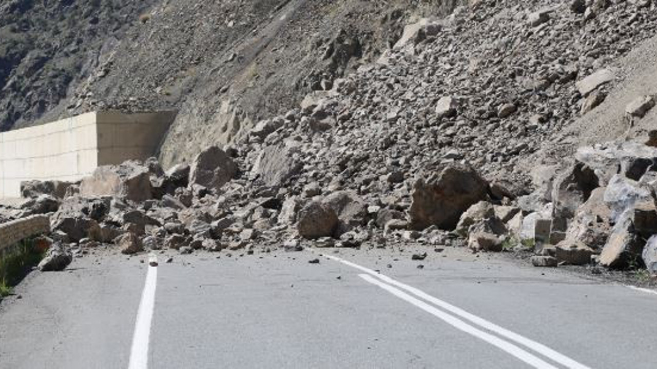 Artvin-Erzurum karayolunda heyelan