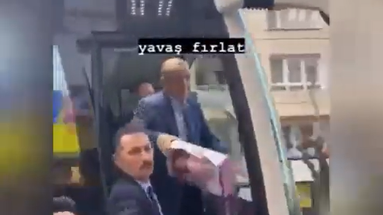 Erdoğan’ın otobüsünden atılan oyuncak vatandaşın kamerasına isabet etti