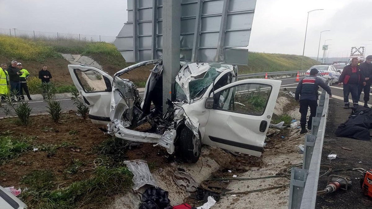 Otomobil direğe ok gibi saplandı! Anne ile oğlu öldü, baba ağır yaralı