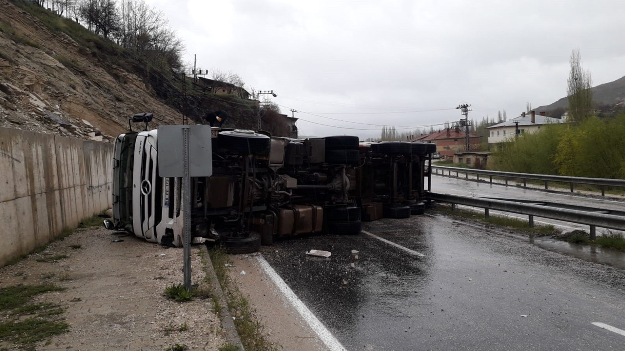 Devrilen tırın sürücüsü yaralandı (20 Nisan 2023)