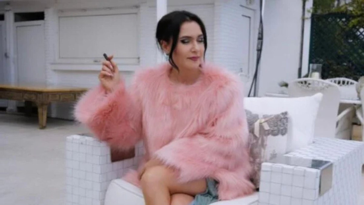 Şevval Sam dekoltesi ile nefesleri kesti. Oğlu Taro Emir Tekin fotoğraflarını çekti