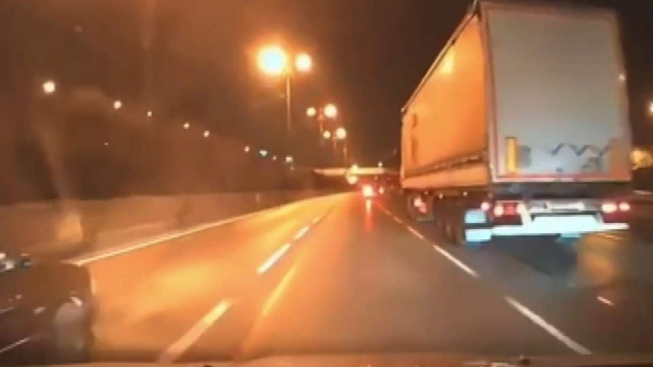 Bağcılar'da makas atmaya çalışıyordu. 3 otomobil arasında sıkıştı