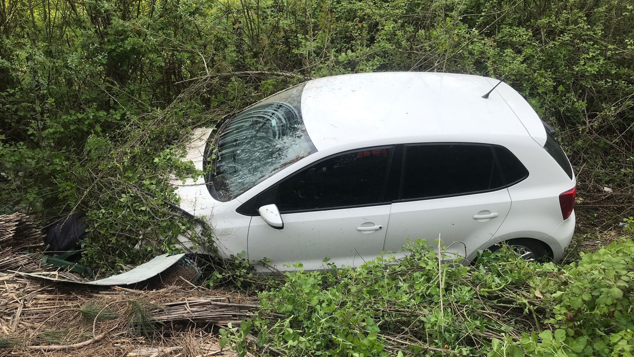 Otomobil ormanlık alana uçtu: 2 yaralı