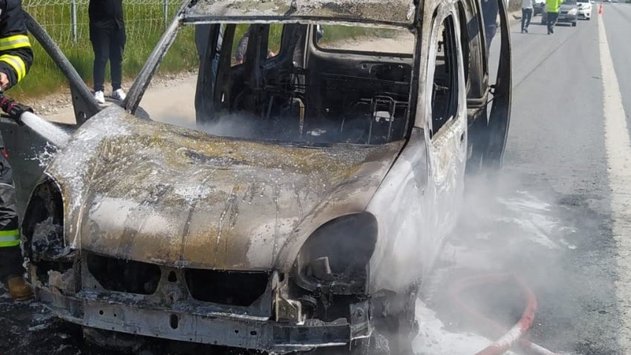 Seyir halindeki hafif ticari araç alev alev yandı