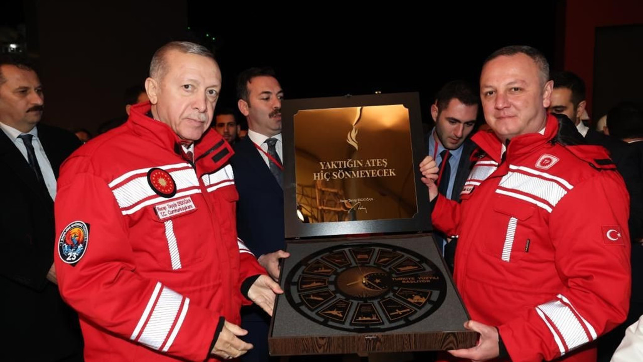 Erdoğan'a Türkiye Yüzyılı saati hediye edildi