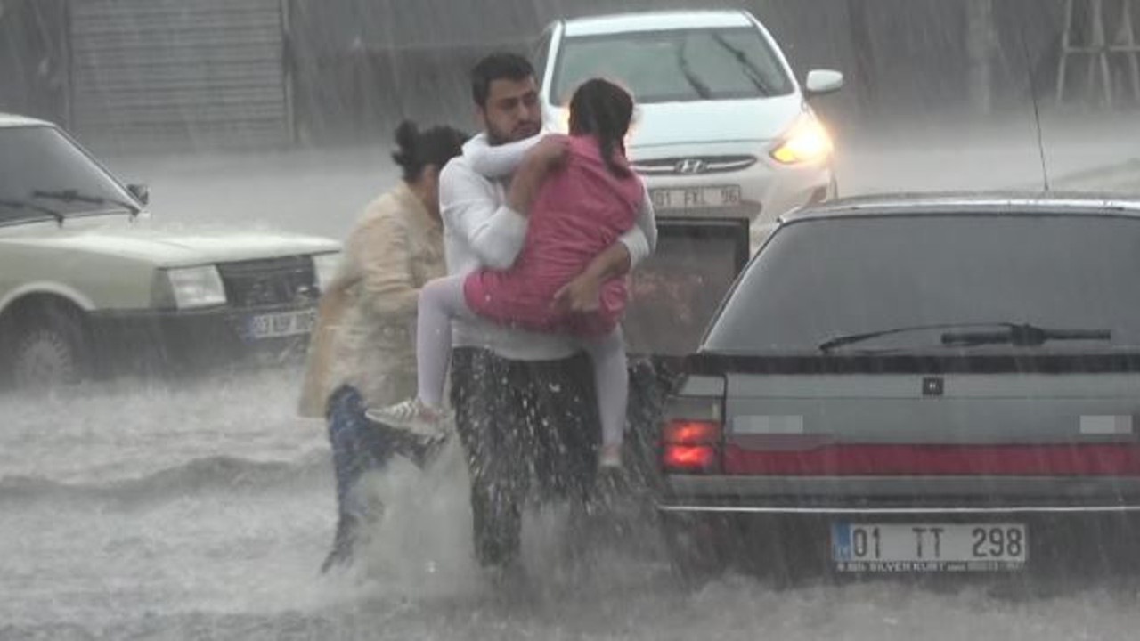 Adana sele teslim oldu. Dolu ve sağanak vurdu