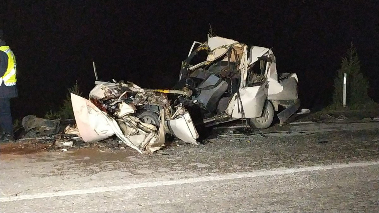 Civciv yüklü kamyona arkadan çarptı: 2 ölü