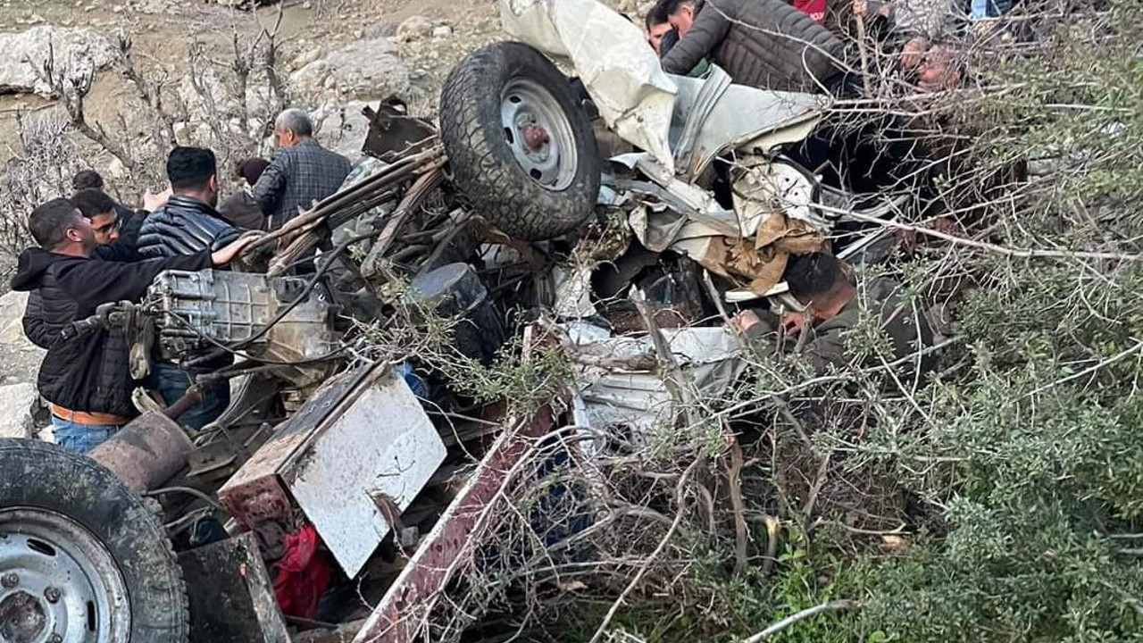 Kamyonet, 100 metrelik uçurumdan yuvarlandı: 1 ölü 1 yaralı