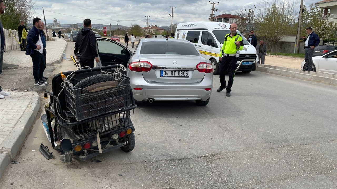 Otomobilin çarptığı elektrikli bisiklet sürücüsü öldü