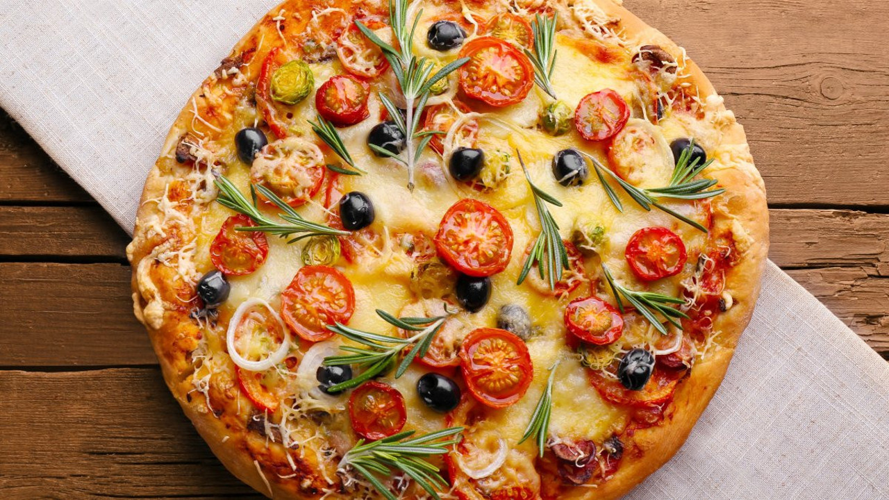 Evde pizza nasıl yapılır? Kolay pizza tarifinin malzemeleri neler?
