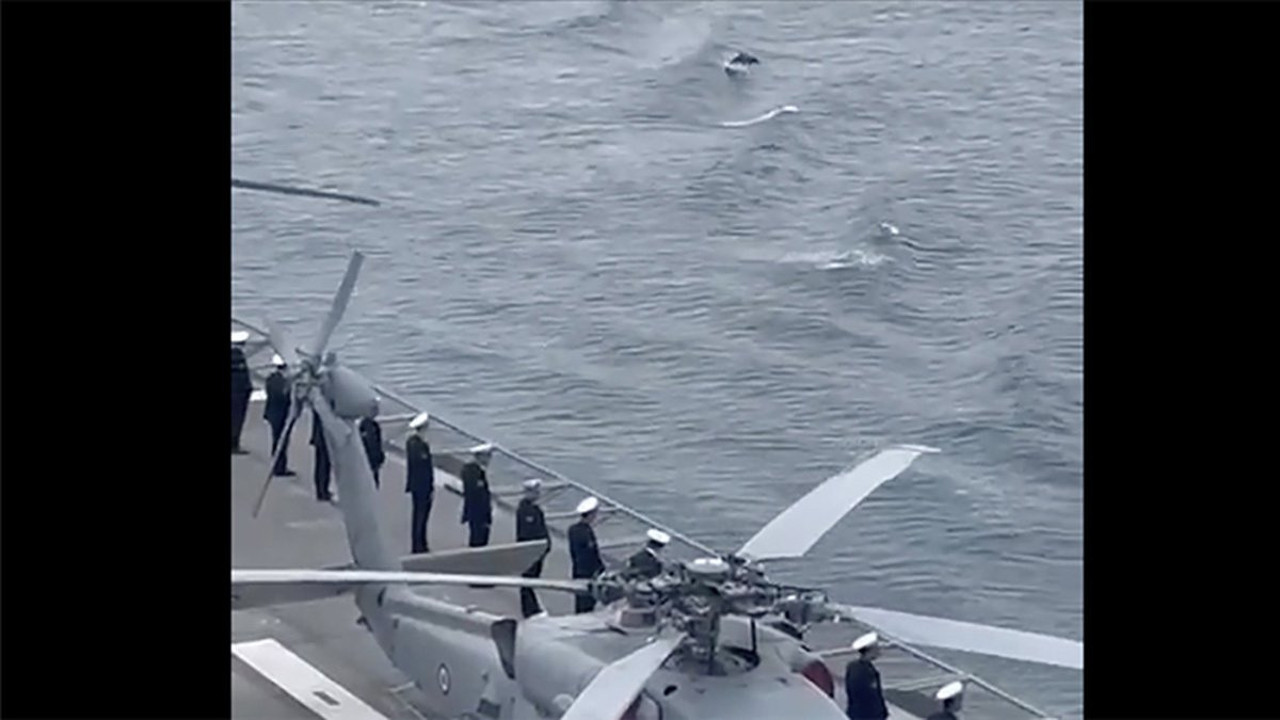 TCG Anadolu’ya Boğaz geçişinde yunuslar da eşlik etti