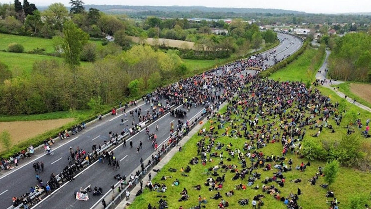 Çevreciler yol ortasına duvar ördü
