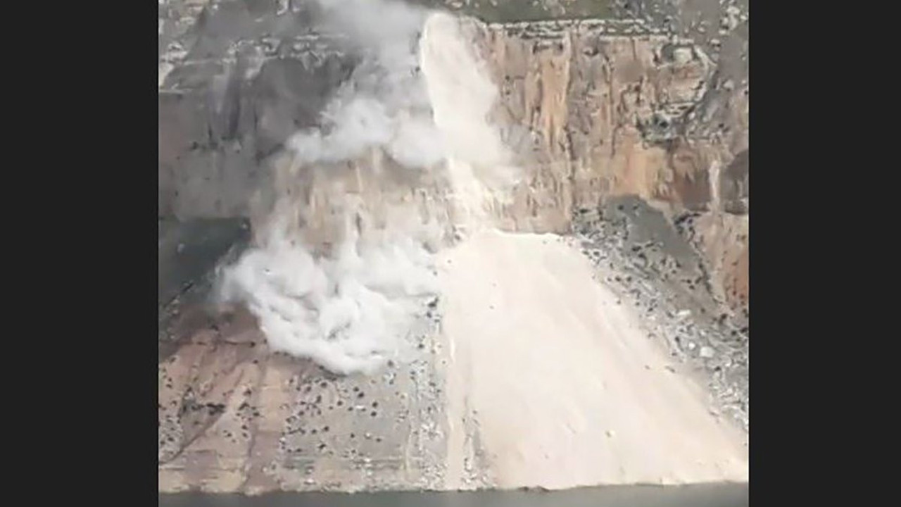 Heyelanda kaya parçaları Botan Çayı’na düştü! O anlar kamerada