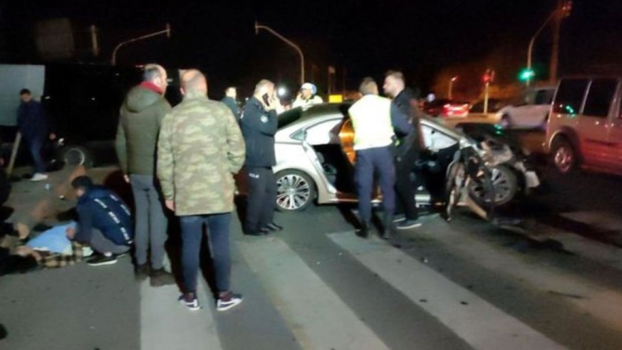 Minibüs ve otomobilin karıştığı kazada 20 yaralı var