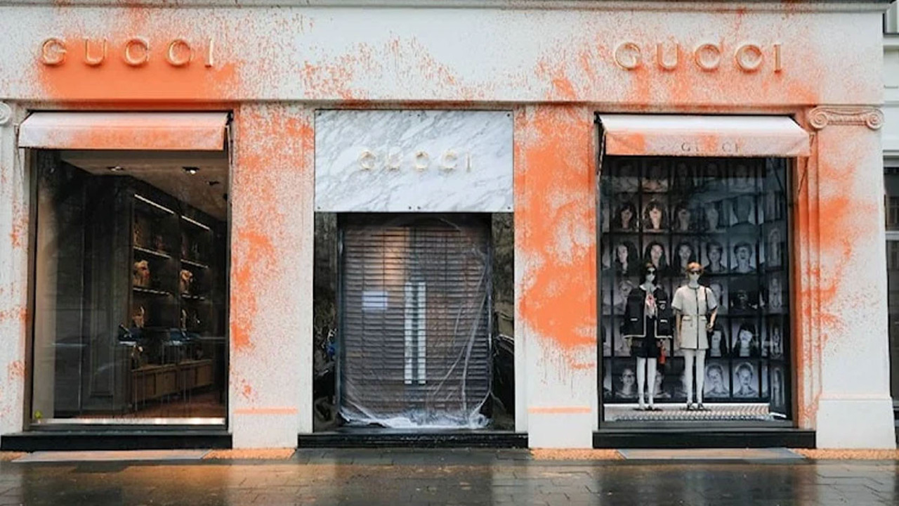 Lüks markalara çevre aktivistlerinden boyalı saldırı