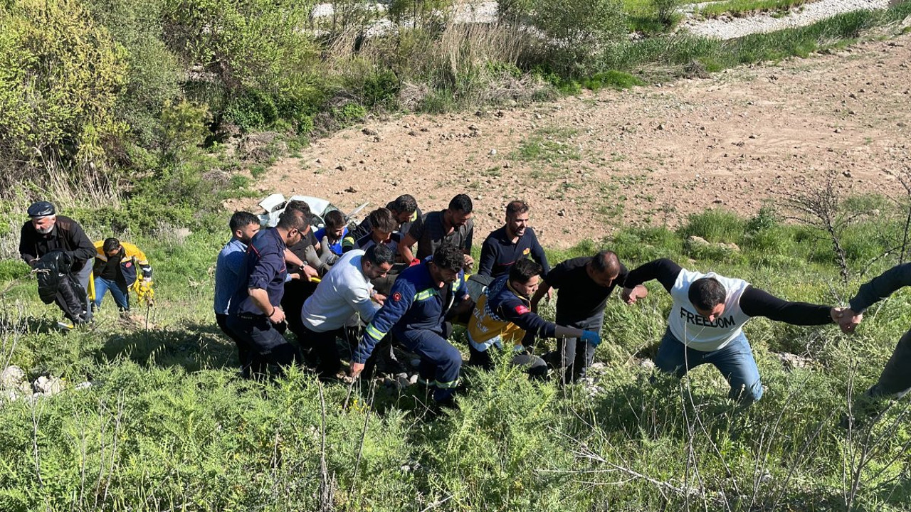 Şarampole devrilen otomobildeki 2 kişi yaralandı