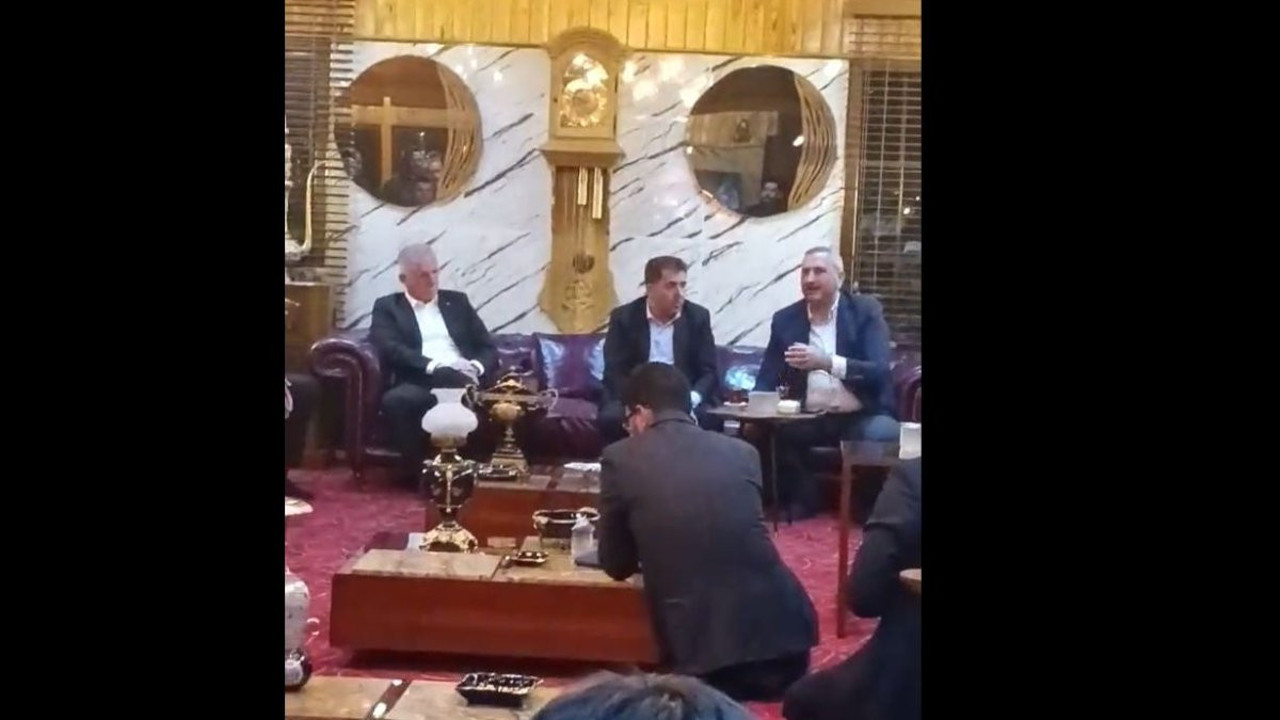 Devletin valisi AKP’nin seçim toplantısına katıldı. İmamoğlu'nun mitingini yasaklamıştı