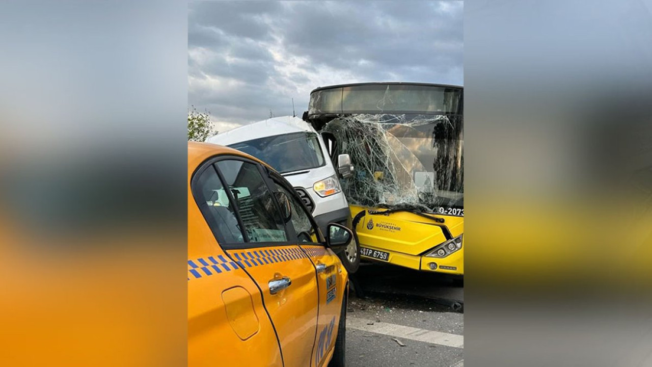 Pendik’te İETT otobüsü ile servis minibüsü çarpıştı: Yaralılar var