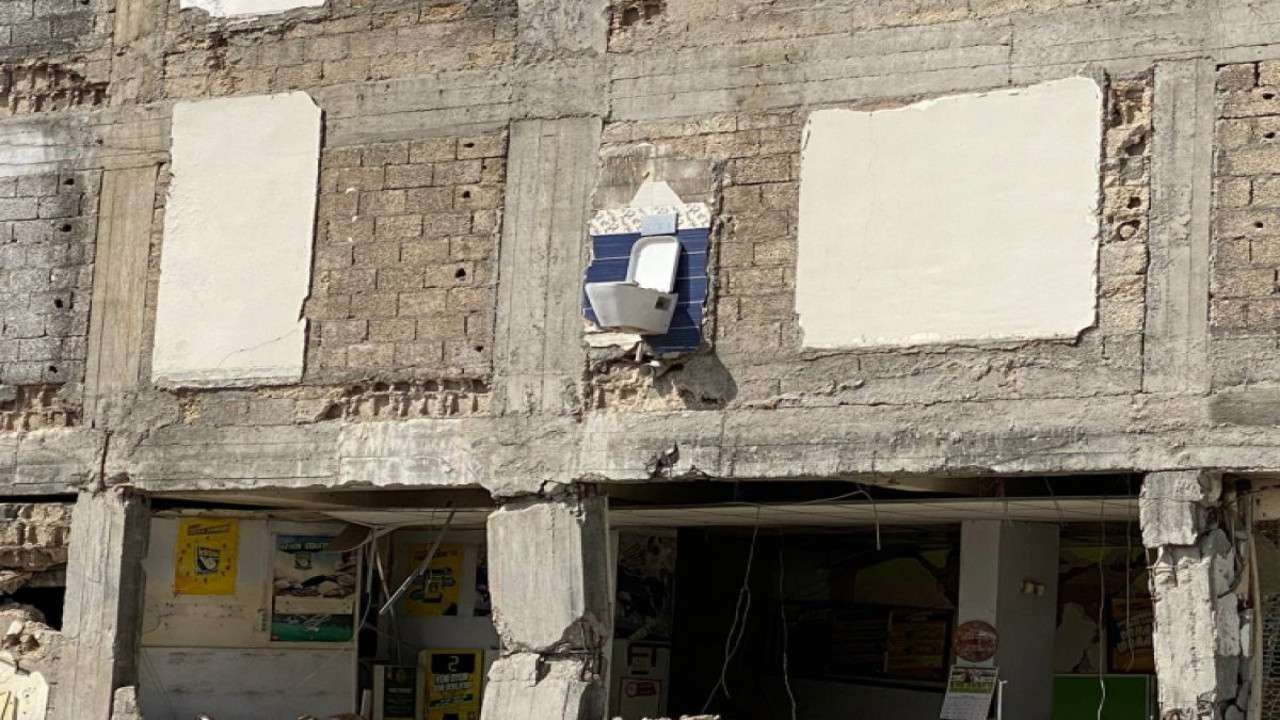 Altı katlı binadan geriye klozet kaldı