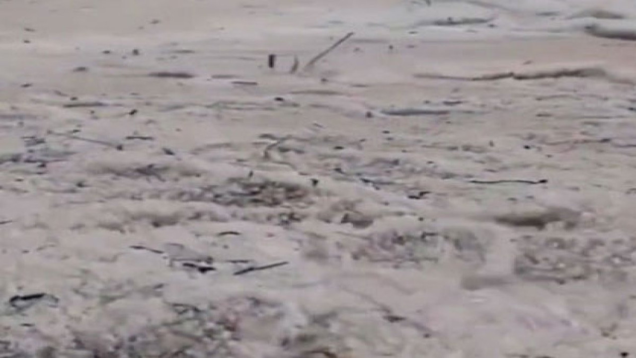 Suudi Arabistan'dan korkutan görüntü. Çölde gerçekleşen dolu yağışı sel oldu aktı