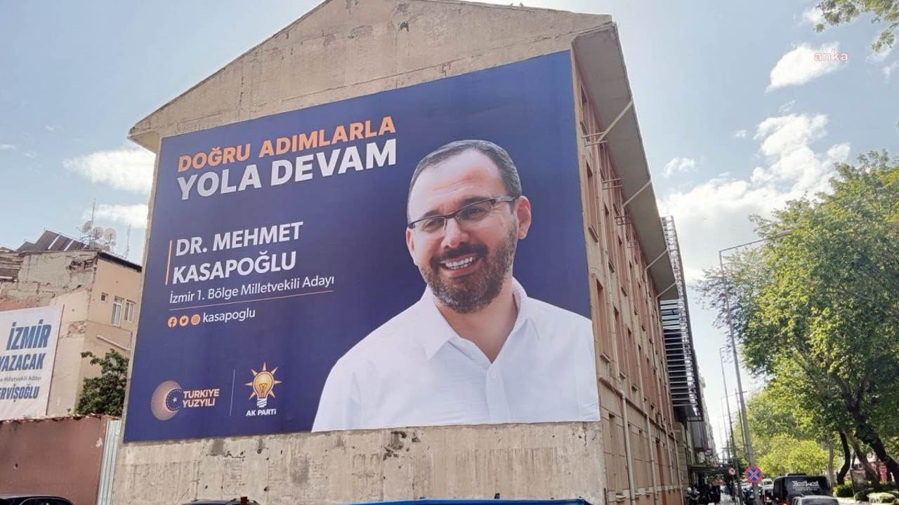 Vergi dairesinde tam boy Kasapoğlu pankartı. Kamu binalarında AKP propagandası