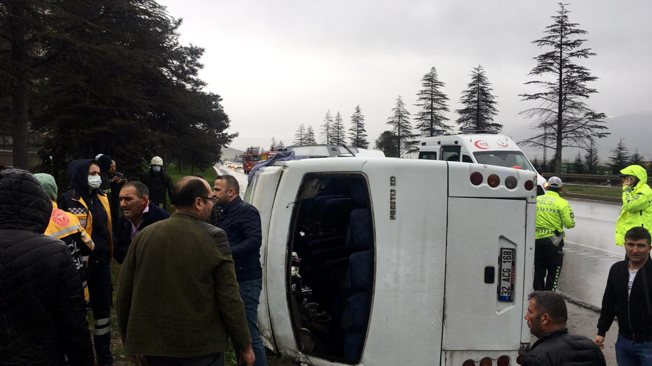 Isparta'da servis midibüsü devrildi: 17 yaralı